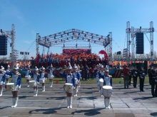 На стадионе 'Строитель' в самом разгаре массовое празднование Дня Победы